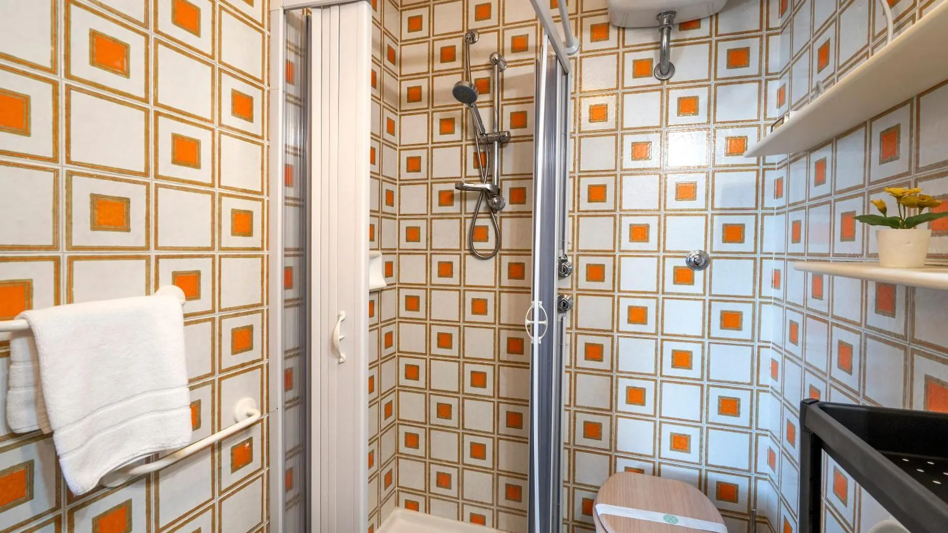 Cozy Studio Apartment Near Station - With Parking Bari 0*,  Italien